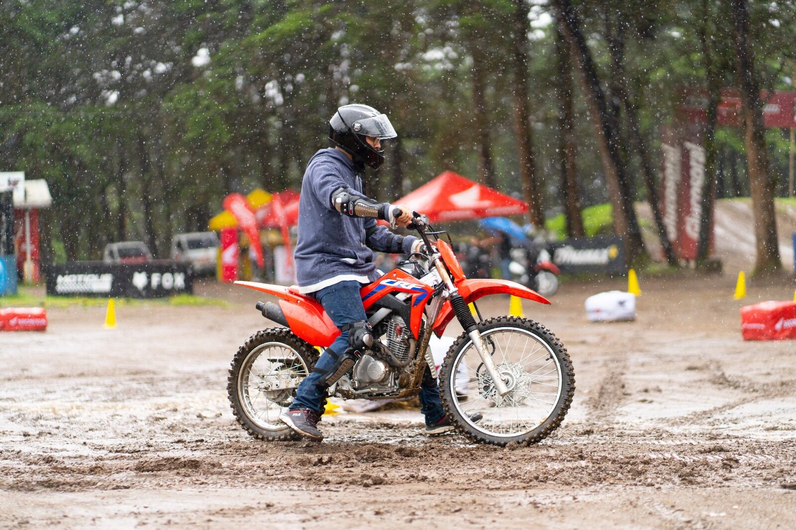 Honda motos promueve la movilidad responsable durante la época lluviosa