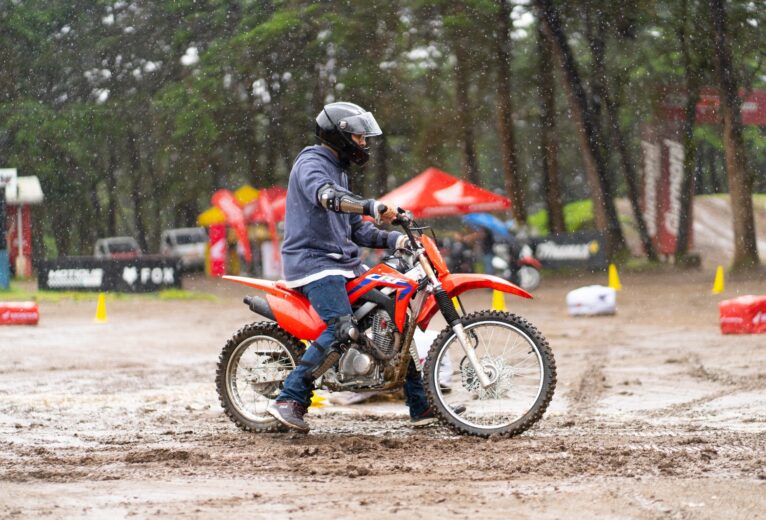 Honda motos promueve la movilidad responsable durante la época lluviosa