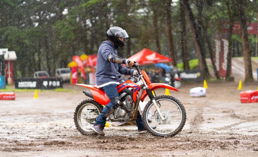 Honda motos promueve la movilidad responsable durante la época lluviosa
